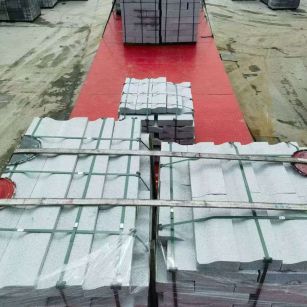 本溪 芝麻白仿形加直形路沿石出货日常