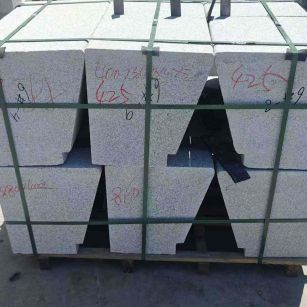 本溪 芝麻白异形坐凳，石凳