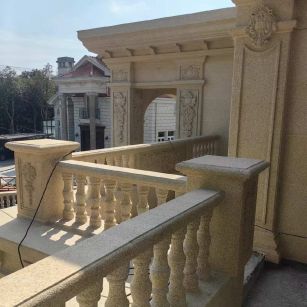 本溪 黄金麻别墅外墙干挂雕花配合阳台栏杆花瓶柱