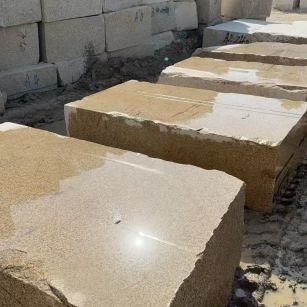 本溪 黄金麻方料堆场洗料分选中，原材料充足