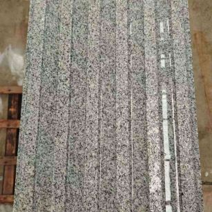 本溪 芝麻白花岗岩荔枝面雕刻盲道，盲条