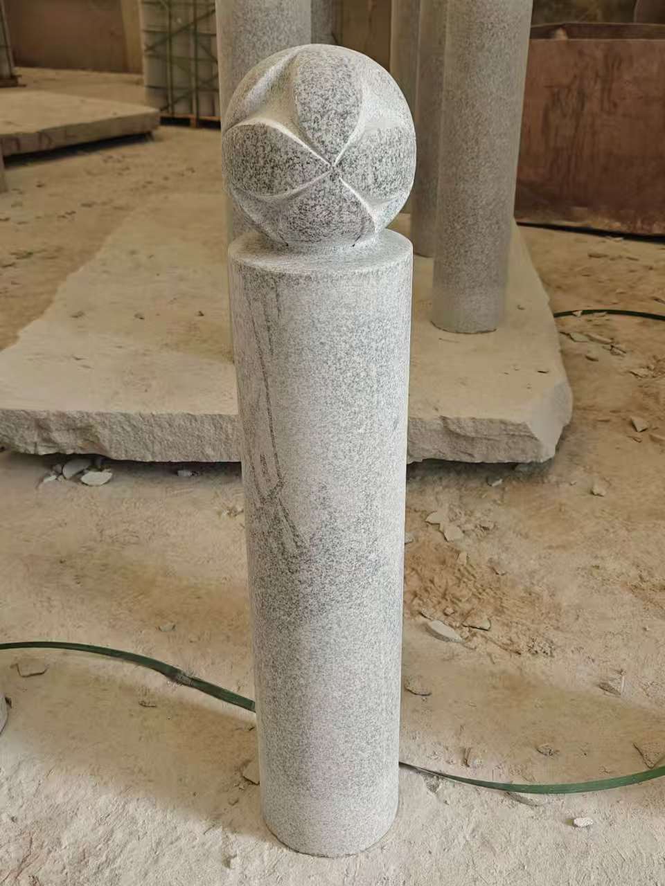 本溪 芝麻白花岗岩石材挡车石柱、停车柱、圆柱挡车柱、方柱挡车柱等