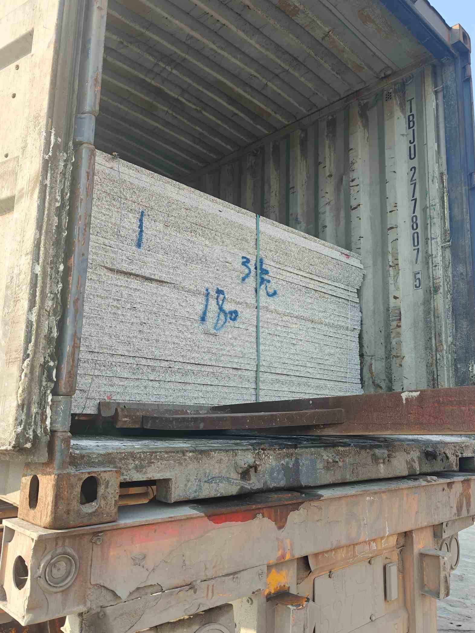 本溪 芝麻白花岗岩石材3.0公分光面毛板装柜出货