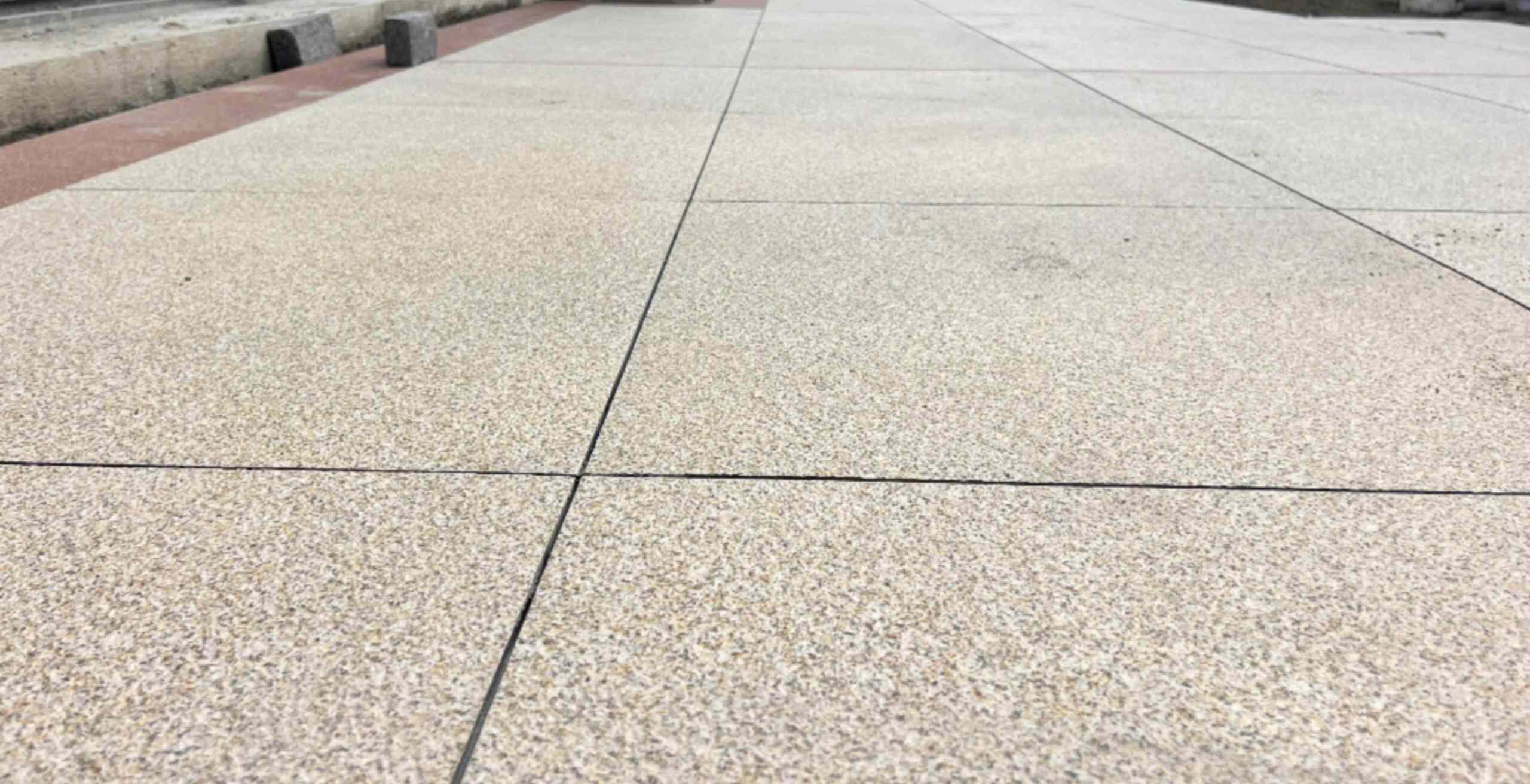 本溪 黄金麻花岗岩石板材荔枝面地面铺装效果