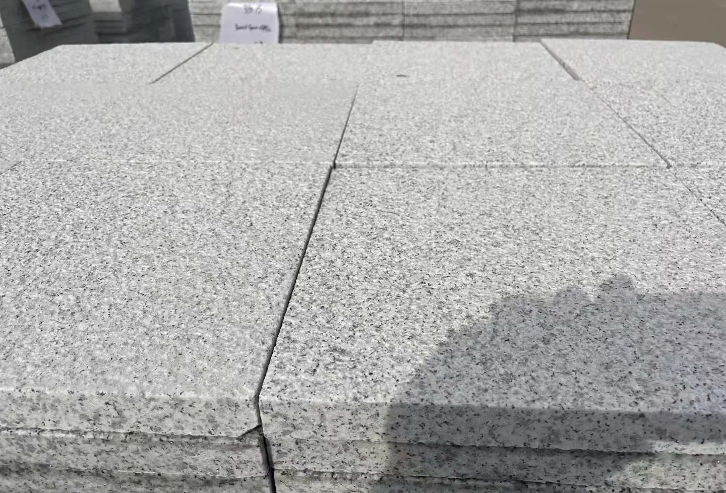 本溪 白麻花岗岩石材推荐 荔枝面地铺石