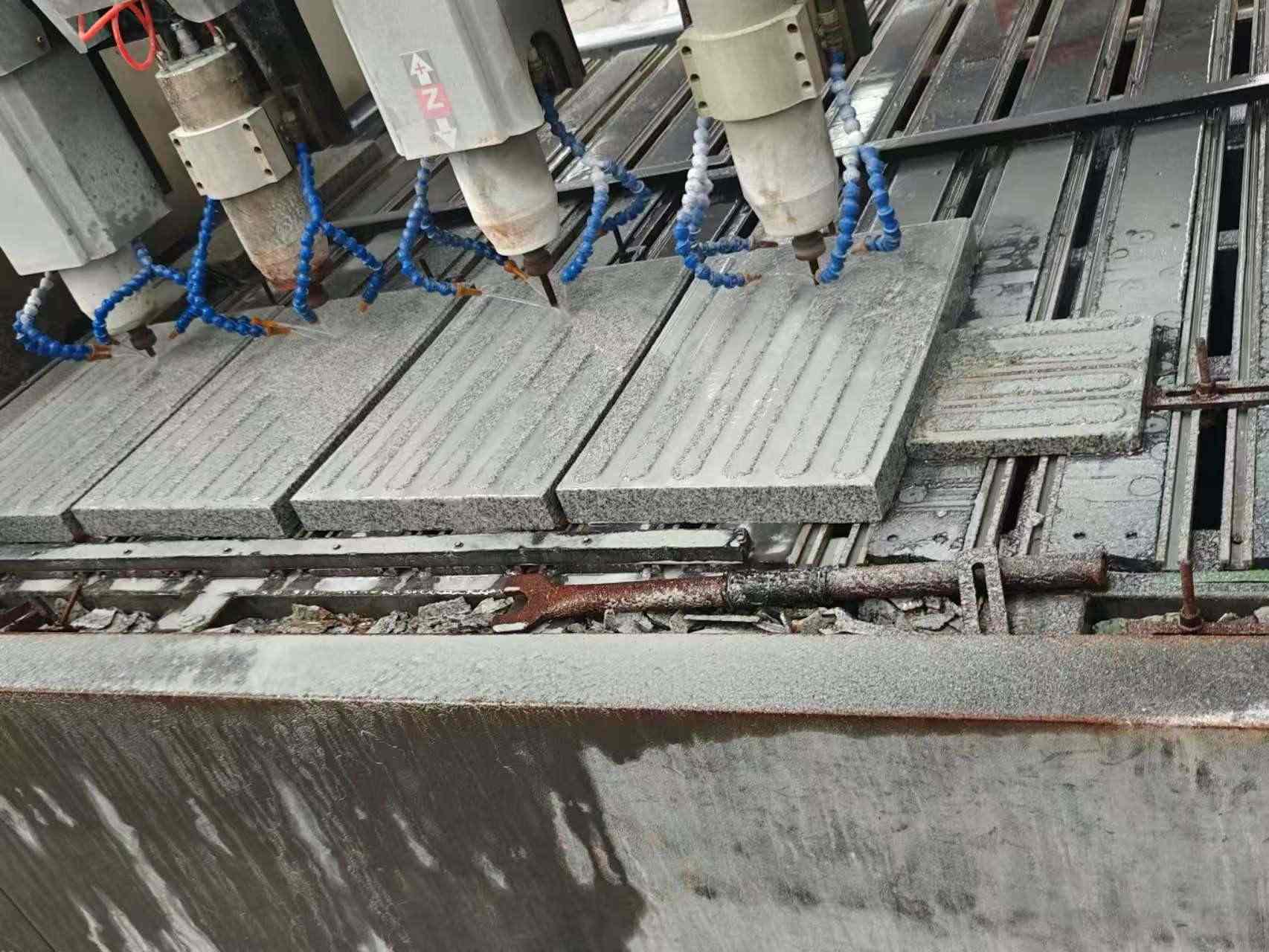 本溪 芝麻白花岗岩荔枝面盲道雕刻