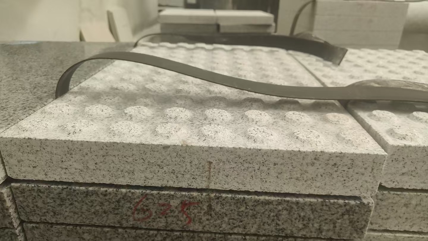 本溪 芝麻白花岗岩6.0公分荔枝面五轴加工雕刻盲点