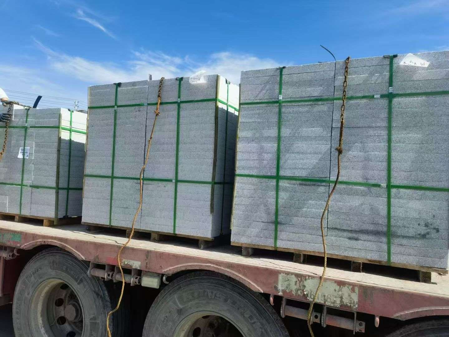 本溪 芝麻白花岗岩地铺石装车日常