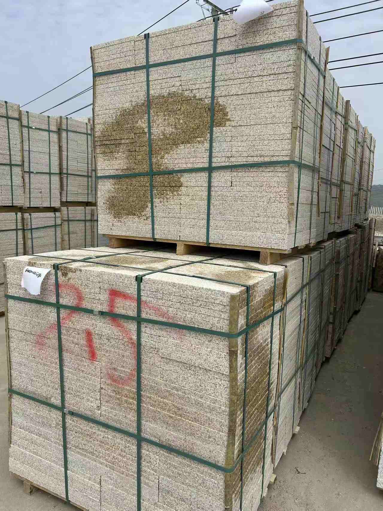 本溪 黄金麻花岗岩石材荔枝面地铺石2.5*300*600