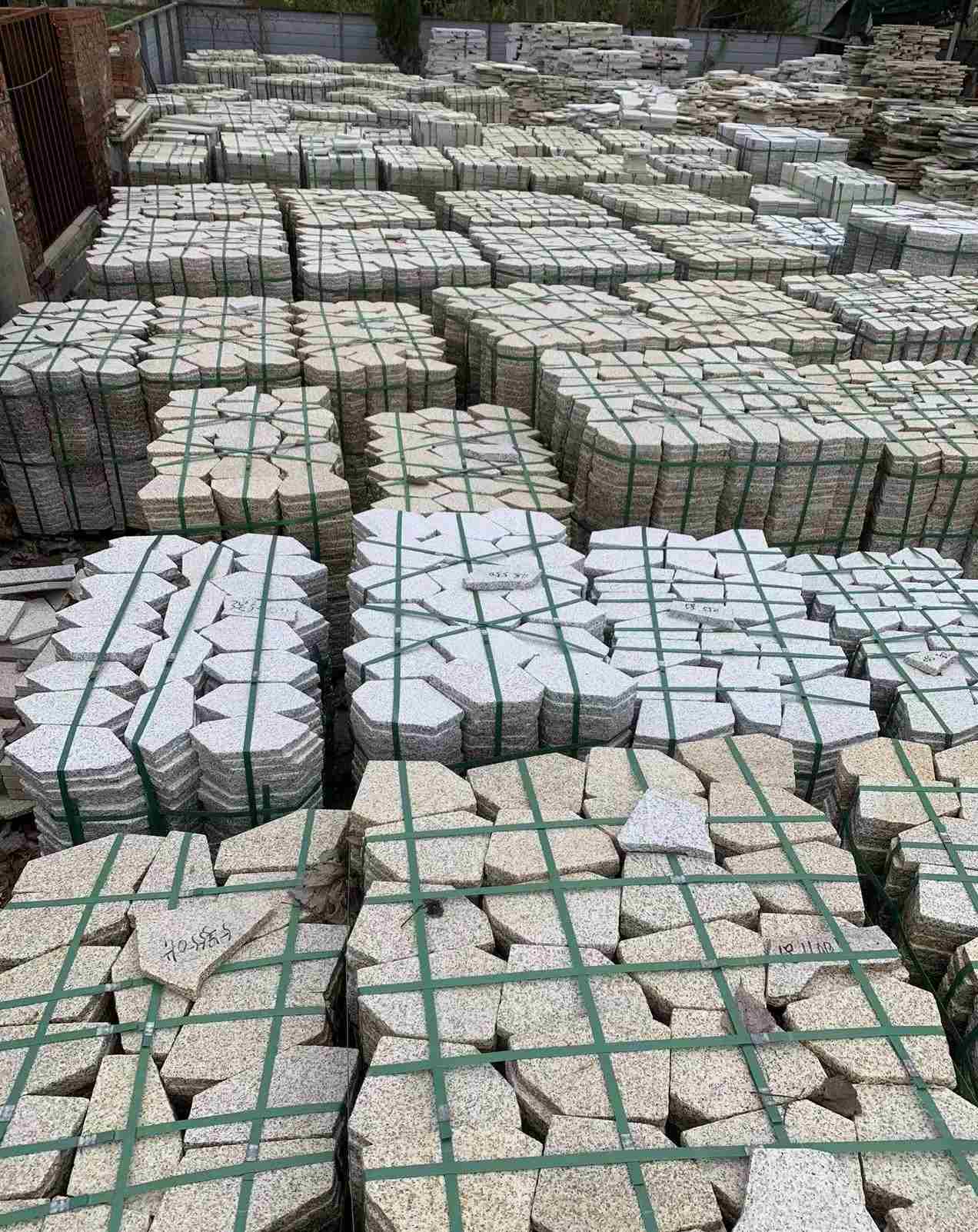 本溪 黄金麻白麻花岗岩荔枝面地铺石(冰裂纹)