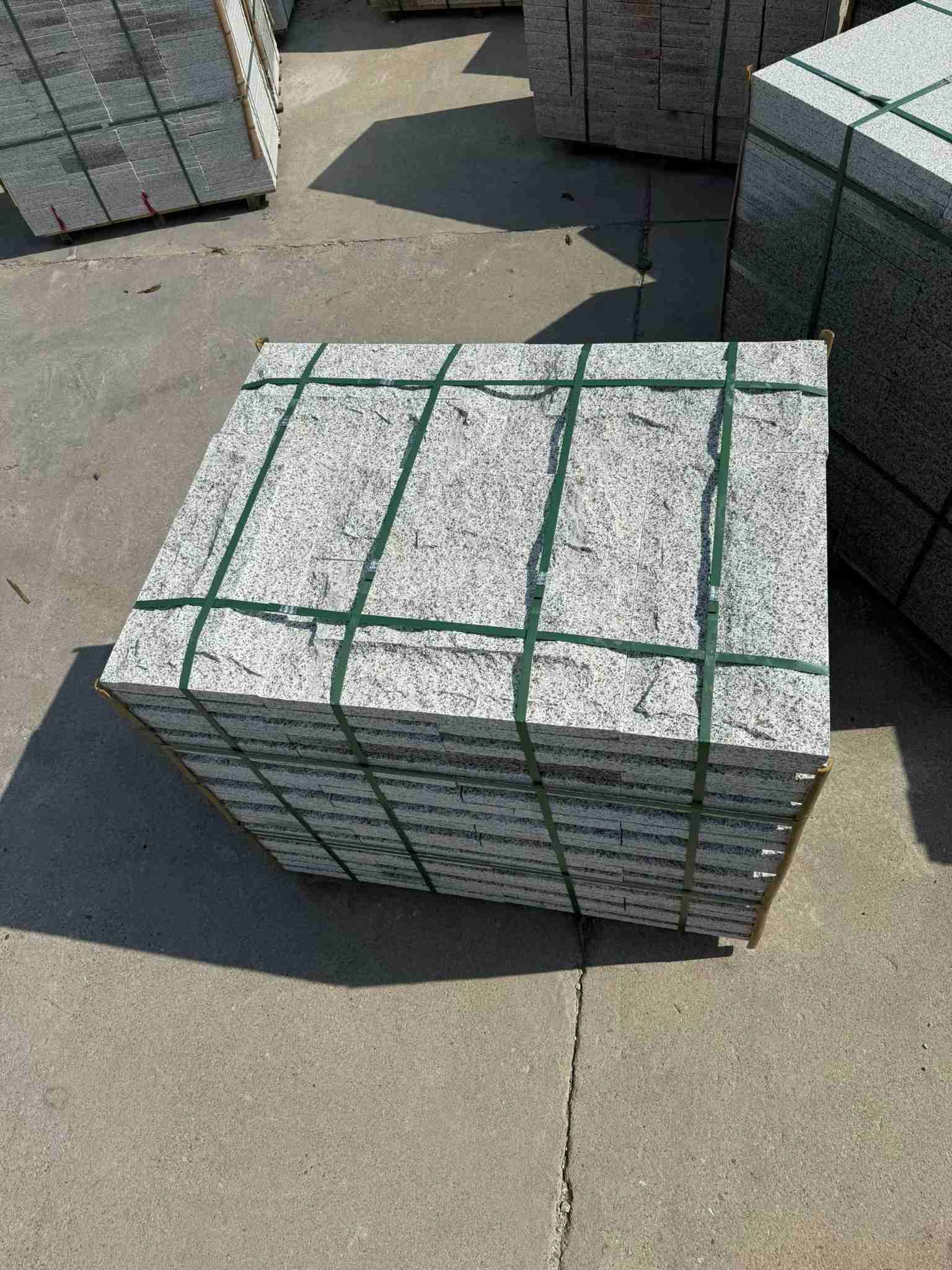 本溪 白麻花岗岩石材自然面蘑菇石成品