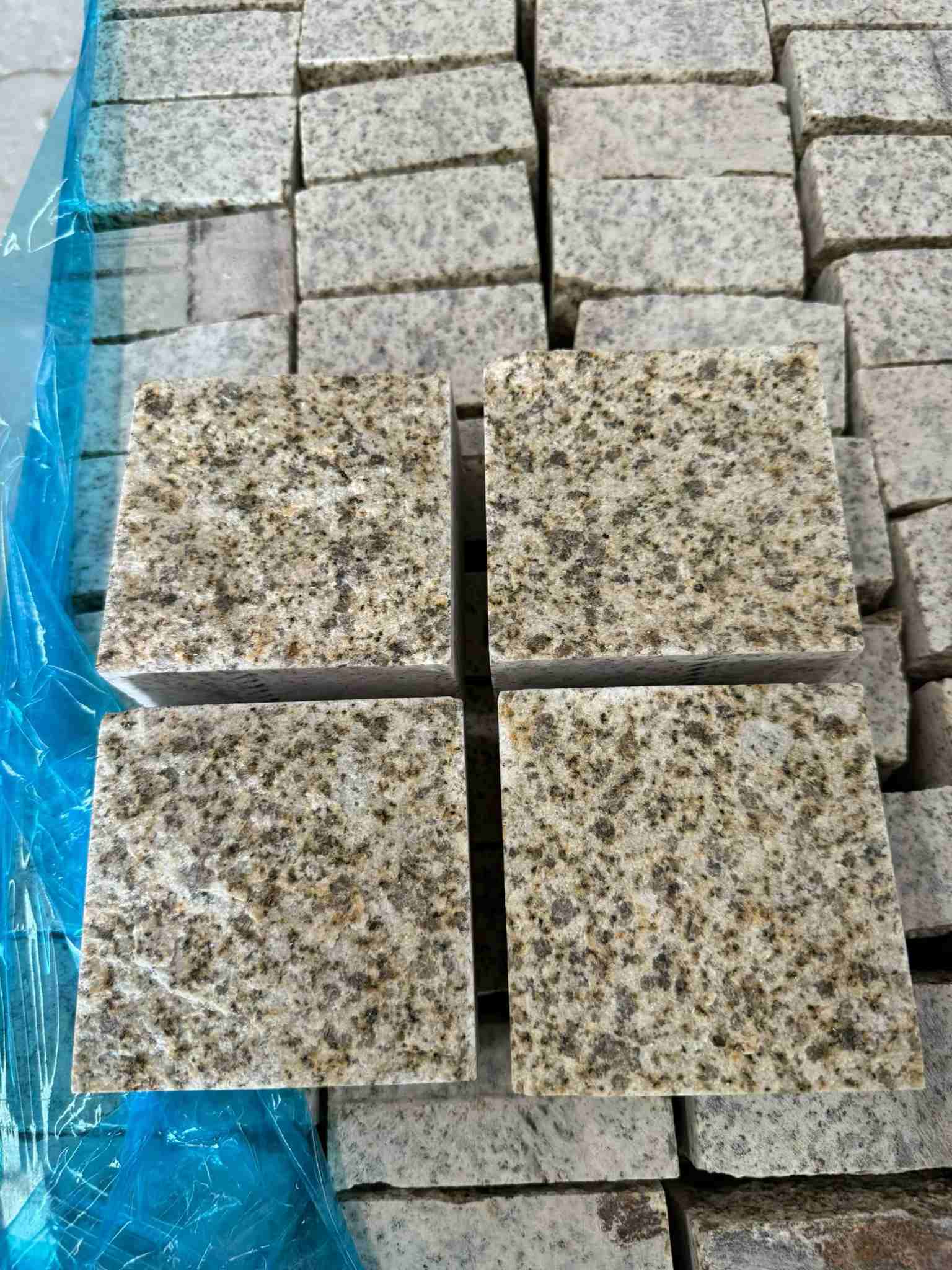 本溪 黄金麻花岗岩自然面小方块，弹石，马蹄石等