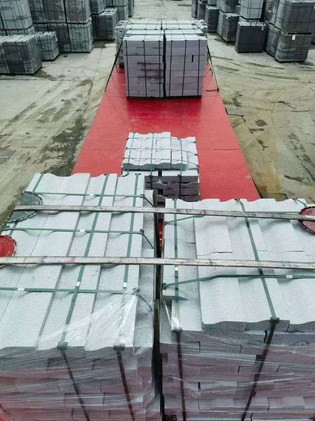 本溪 芝麻白仿形加直形路沿石出货日常