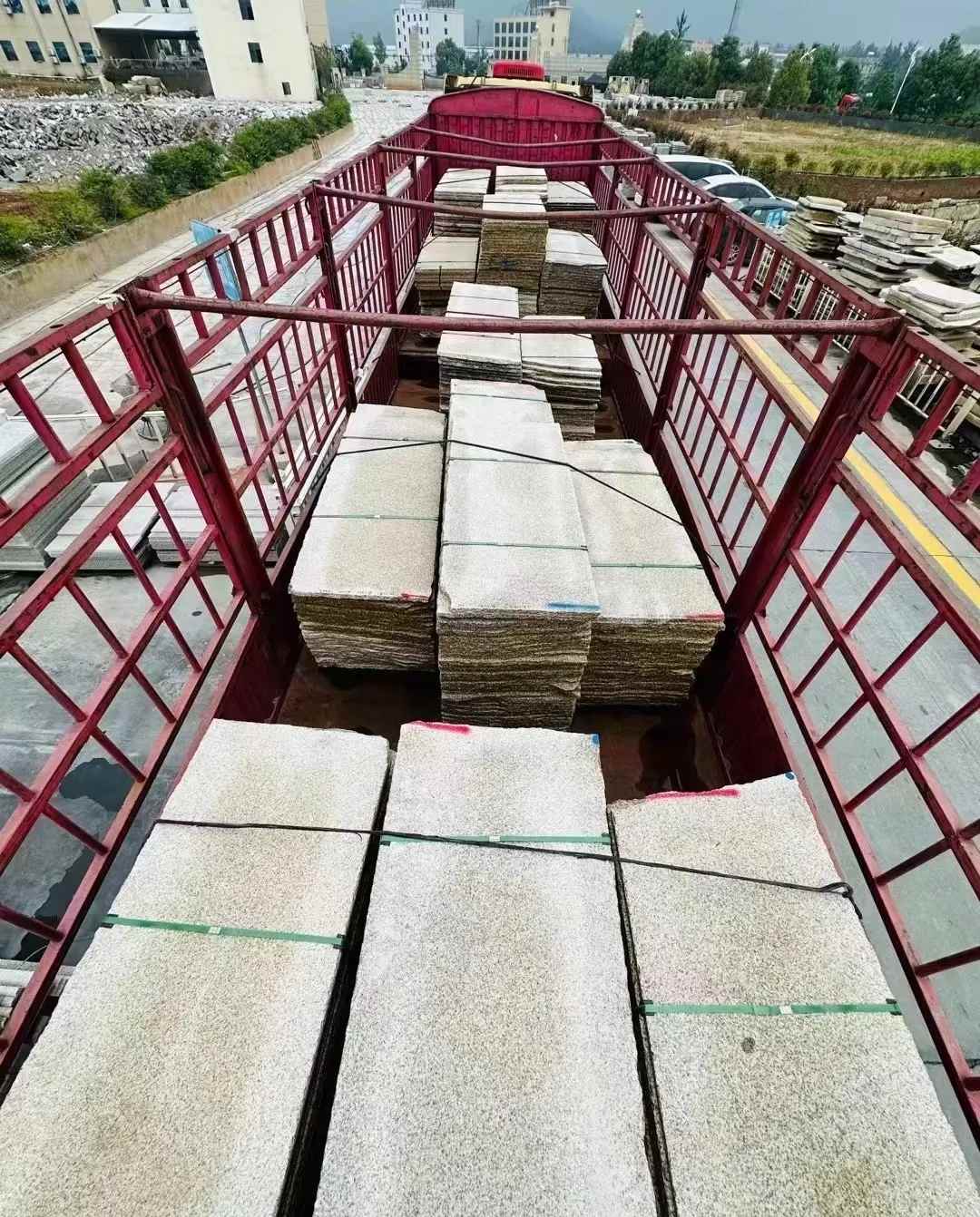 本溪 黄金麻花岗岩荔枝面，光面毛板装车完成