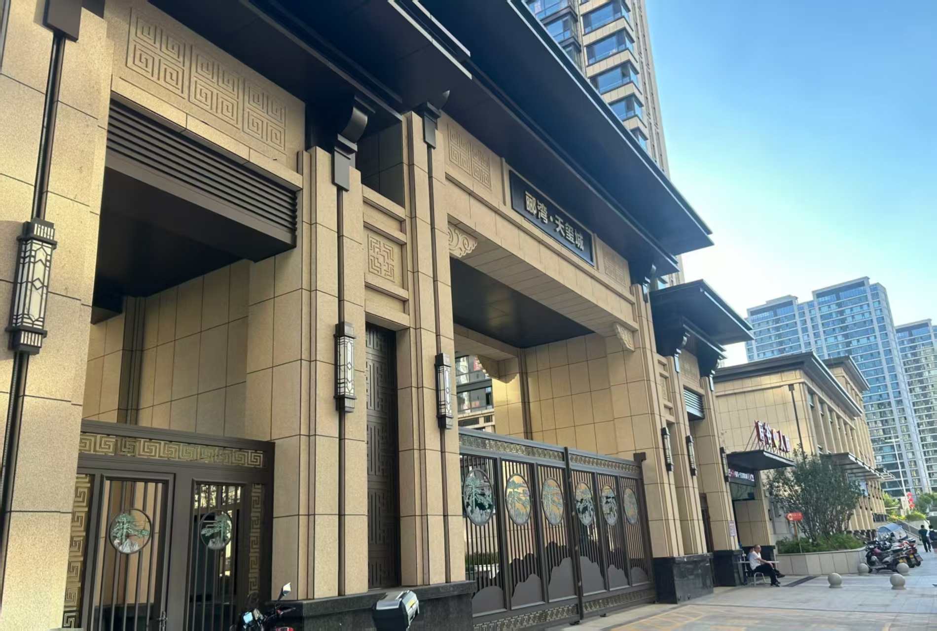 本溪 黄金麻花岗岩荔枝面小区门楼外墙干挂