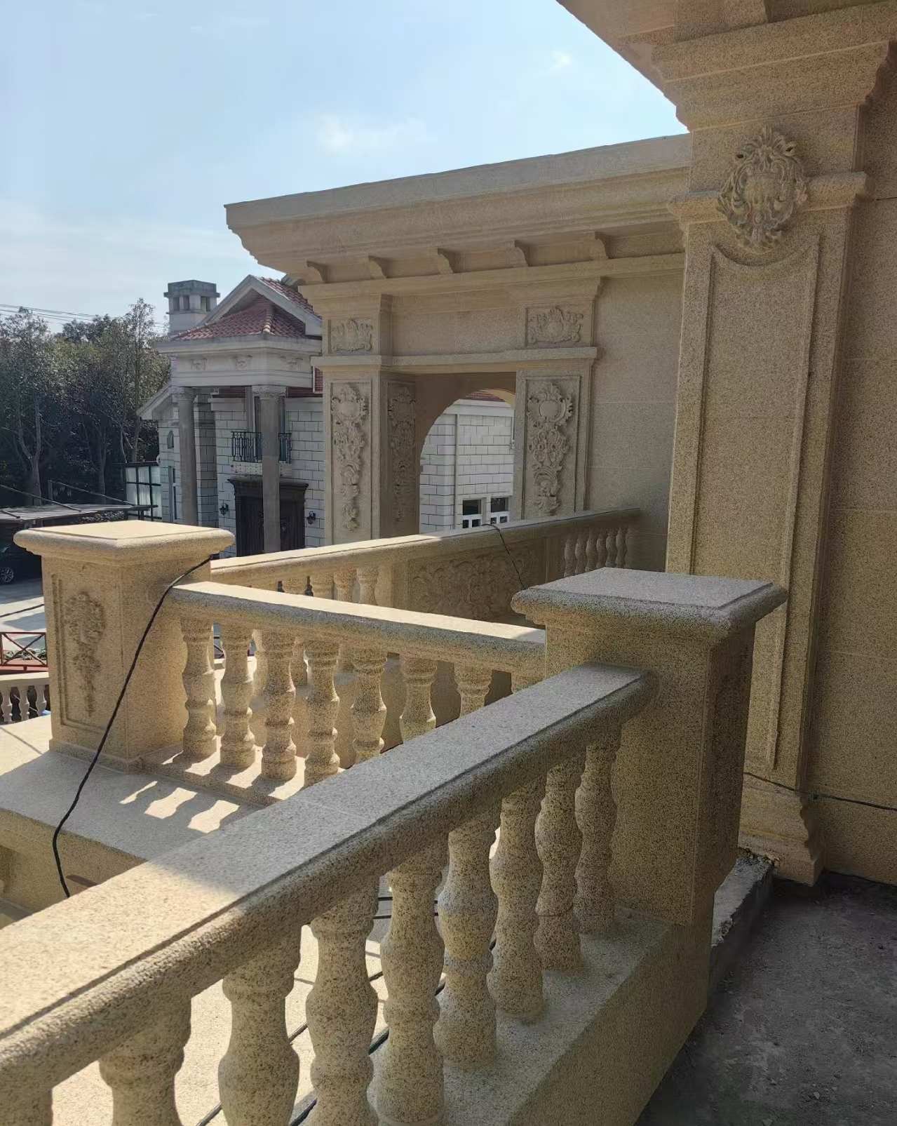 本溪 黄金麻别墅外墙干挂雕花配合阳台栏杆花瓶柱