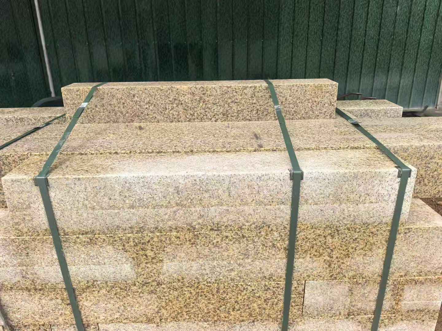 本溪 黄金麻花岗岩石材机切面栏杆料半成品