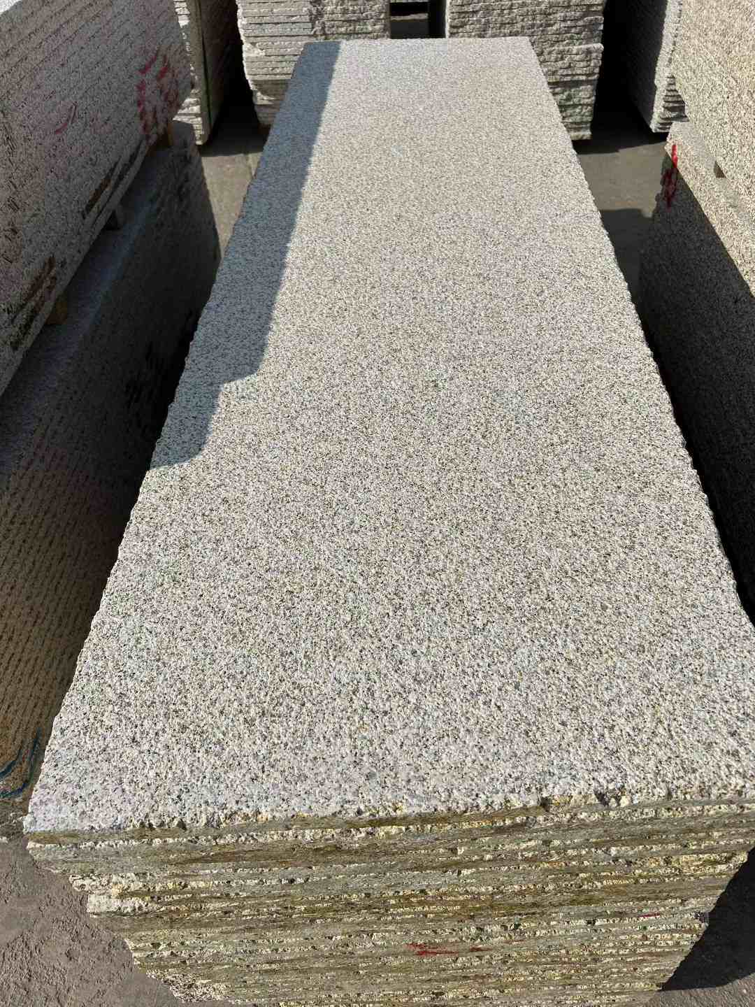 本溪 黄金麻花岗岩荔枝面毛板，半成品