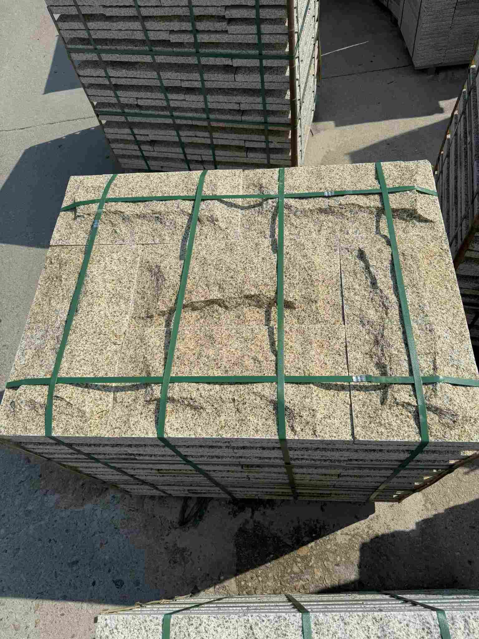 本溪 黄金麻花岗岩石材自然面蘑菇石成品