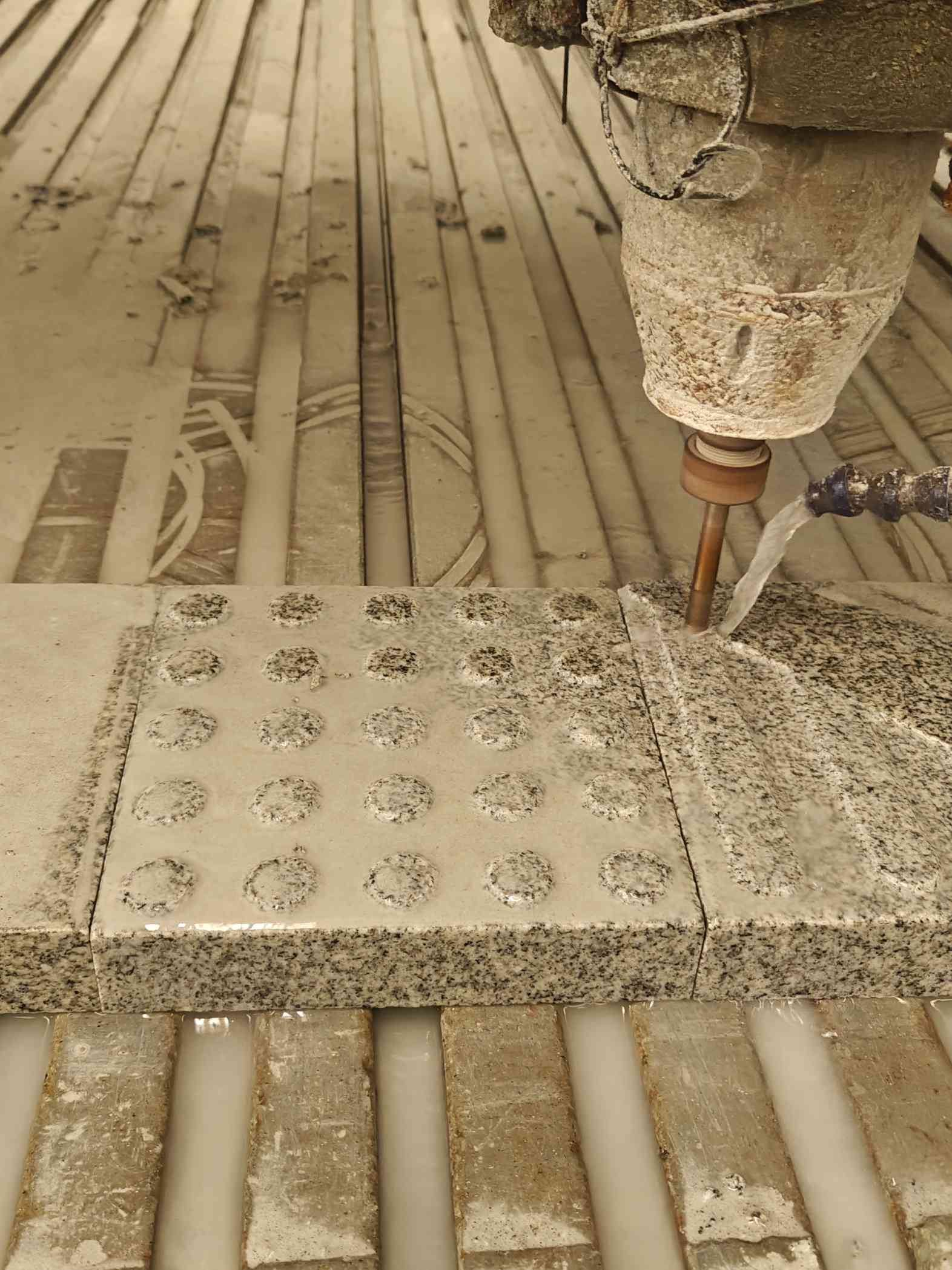 本溪 芝麻白花岗岩石材盲人石、盲道石、盲点石