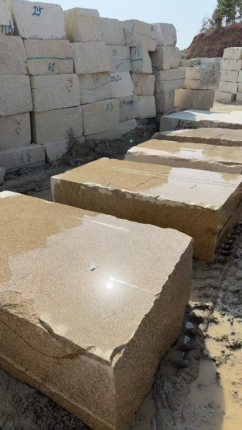 本溪 黄金麻方料堆场洗料分选中，原材料充足