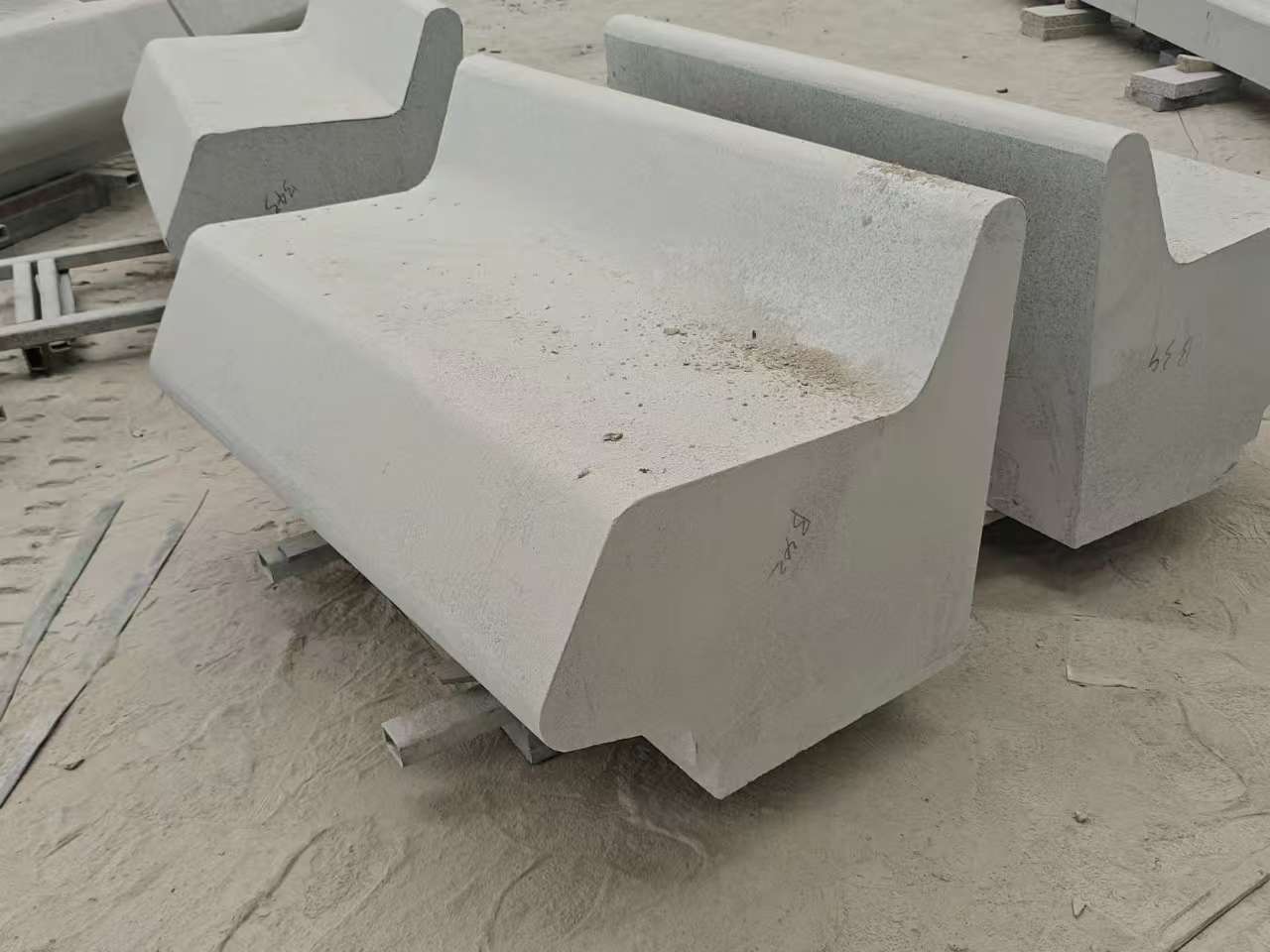 本溪 芝麻白花岗岩异形坐凳，石凳