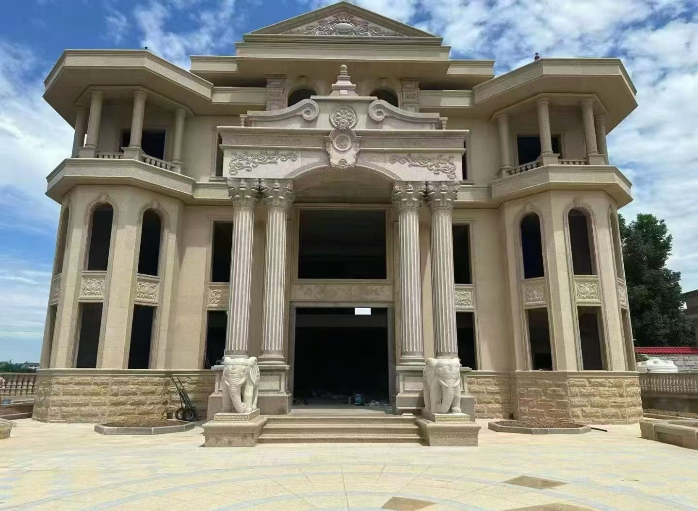 本溪 黄金麻别墅外墙干挂，大柱，大象，蘑菇石，雕花板