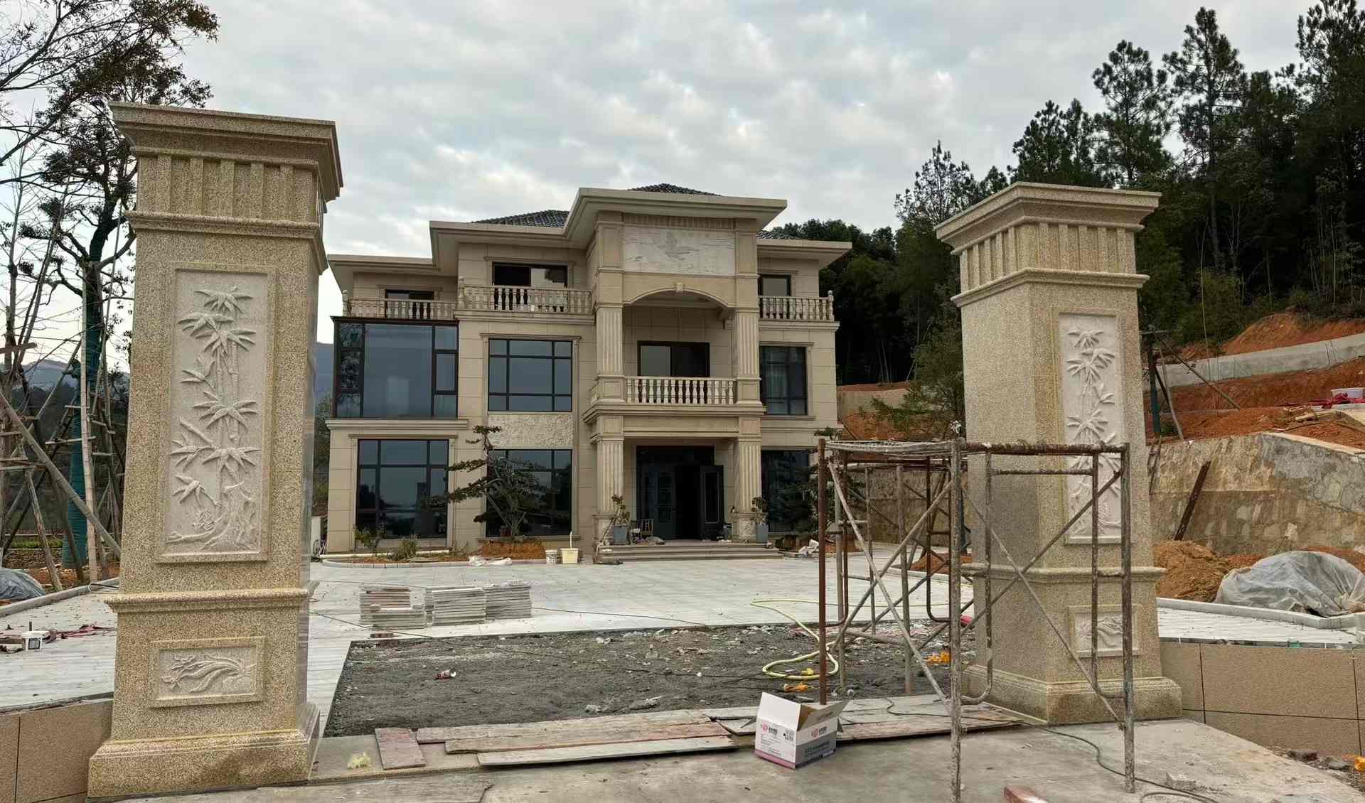 本溪 黄金麻花岗岩别墅雕花外墙干挂配上门口雕花罗马柱