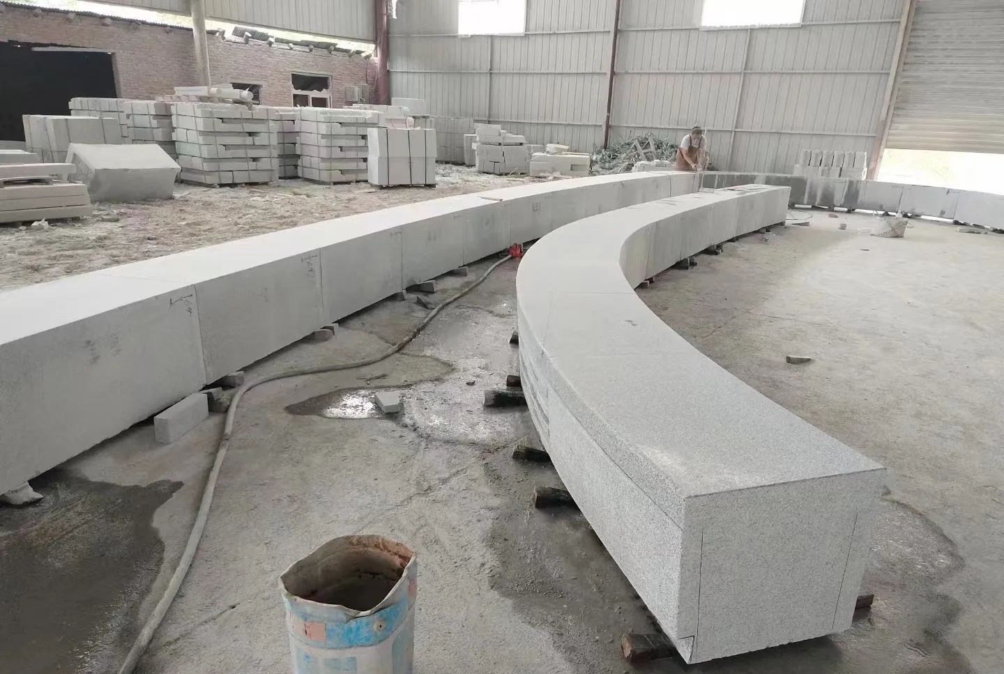 本溪芝麻白花岗岩石板材 园林光面弧形坐凳