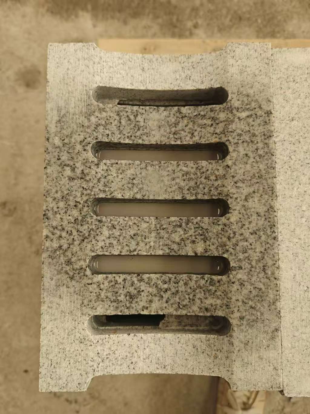 本溪 芝麻白拉丝面花岗岩U型开槽排水槽